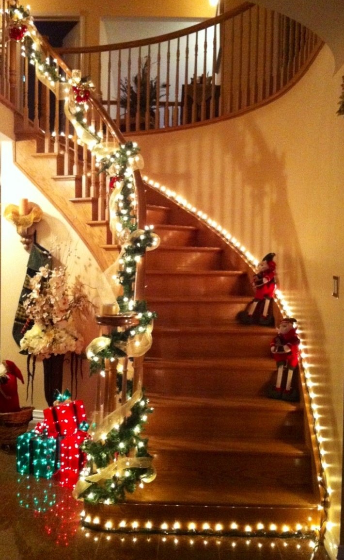 Christmas Staircase Decoration 10
