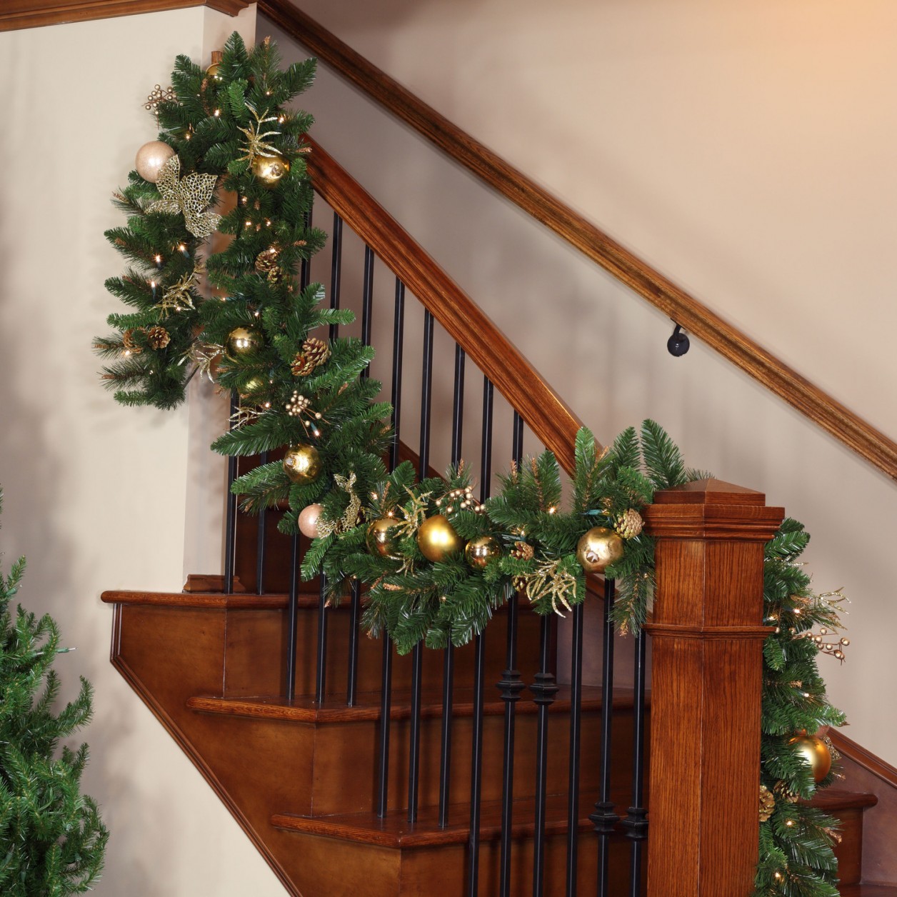 Christmas Staircase Decoration 11