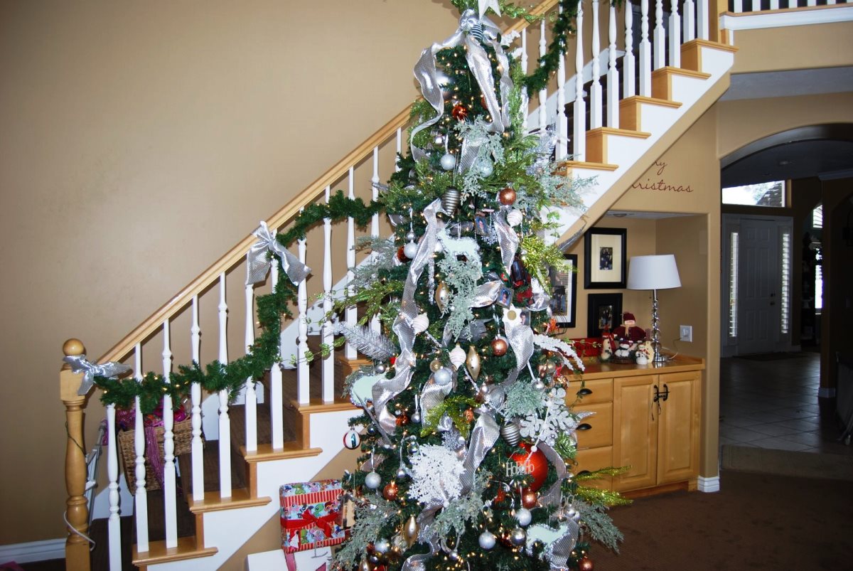 Christmas Staircase Decoration 18