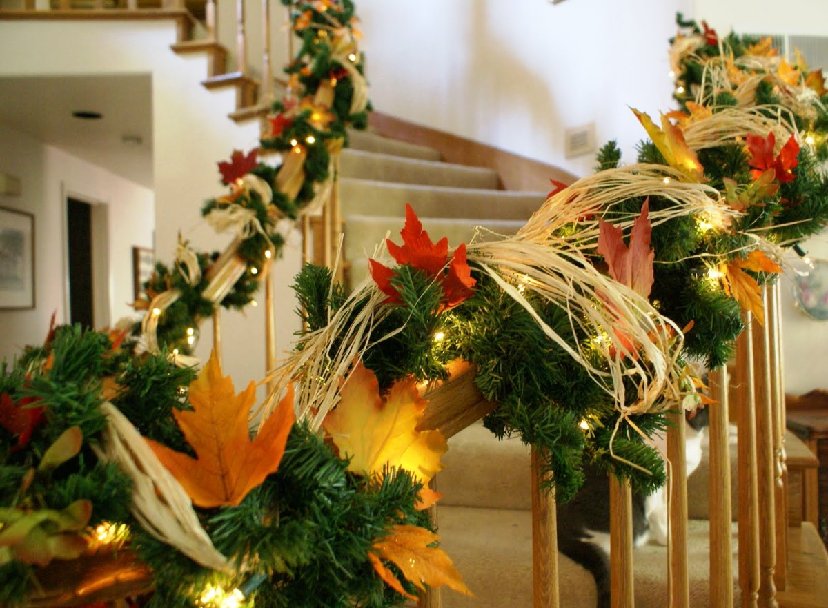 Christmas Staircase Decoration 21