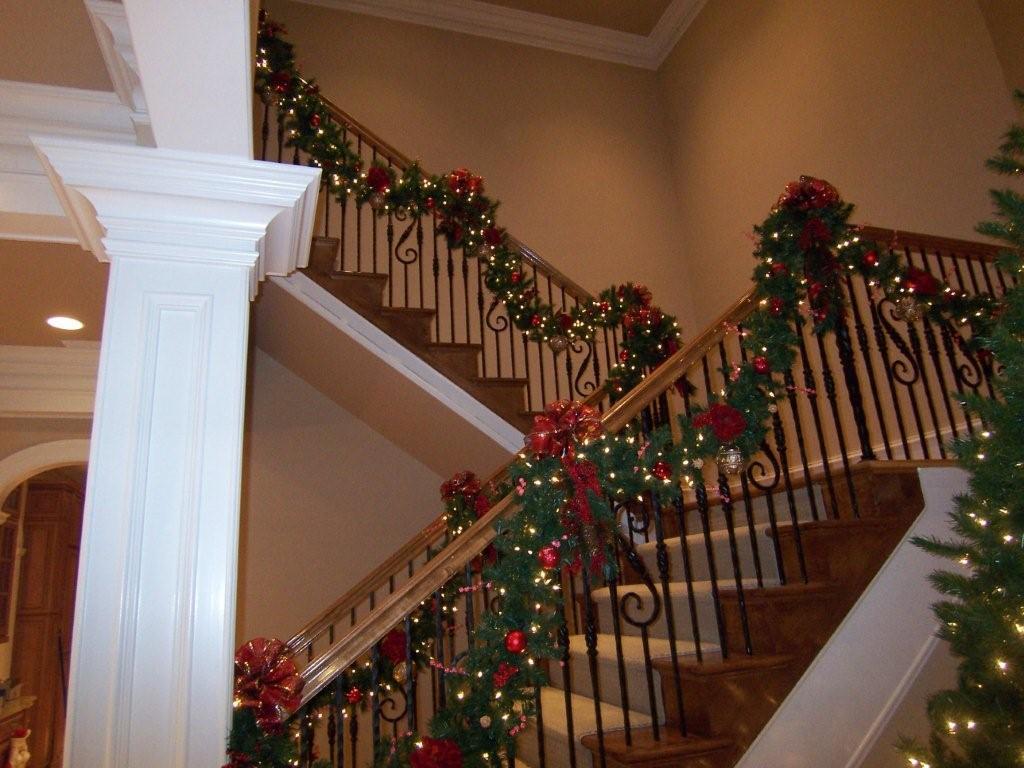 Christmas Staircase Decoration 4