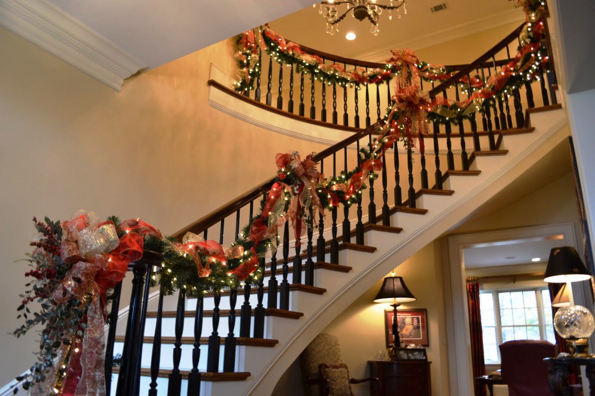 Christmas Staircase Decoration 7