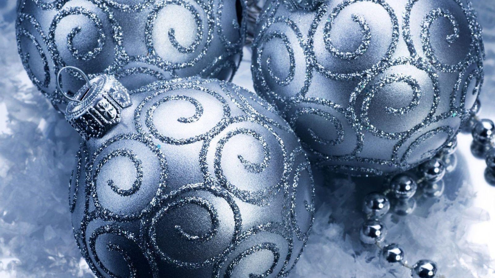 Silver Christmas Ornaments Pictures & Photos