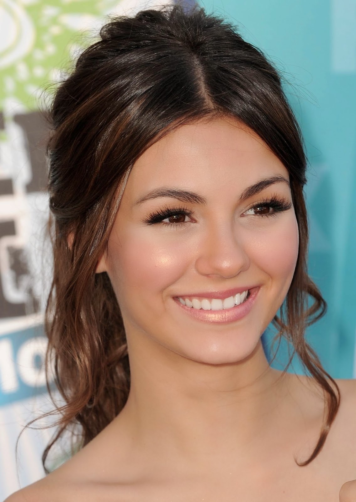 Victoria Justice Hair Pinned Back Prom