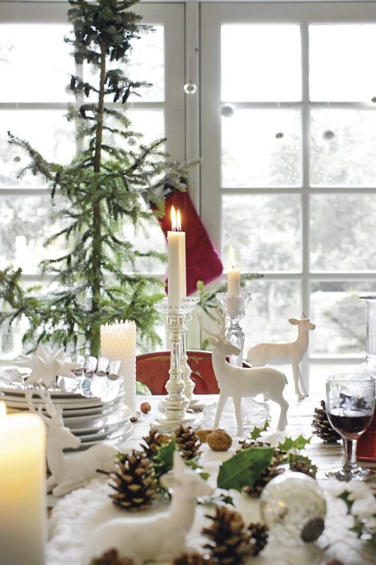 beautiful-white-christmas-table-scape