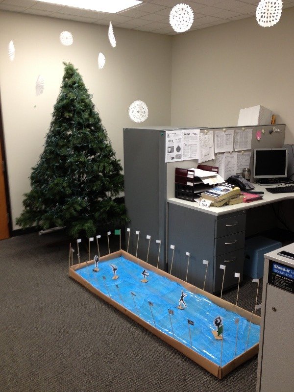 cool-office-christmas-decorating-ideas