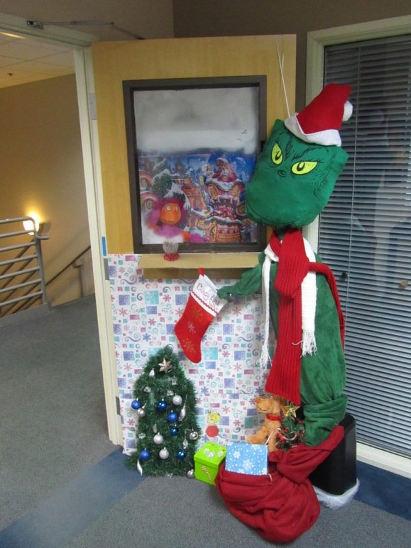 office-christmas-door-decorating-ideas-for-accounting