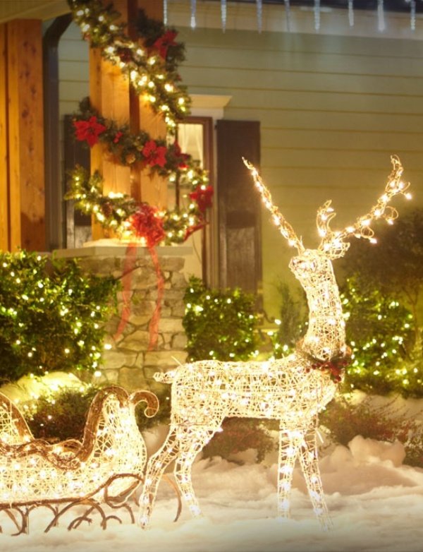 outdoor-lighted-reindeer-christmas-decoration