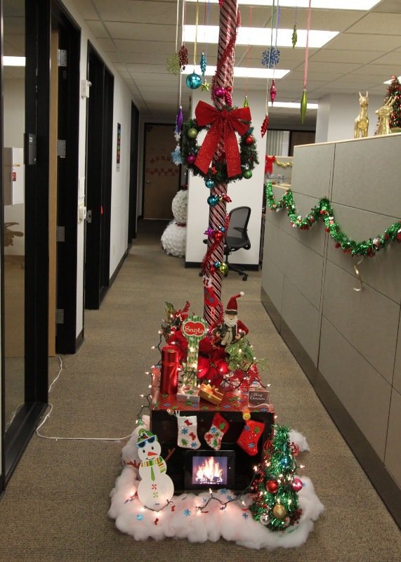 pole-office-christmas-decorating-contest-2016