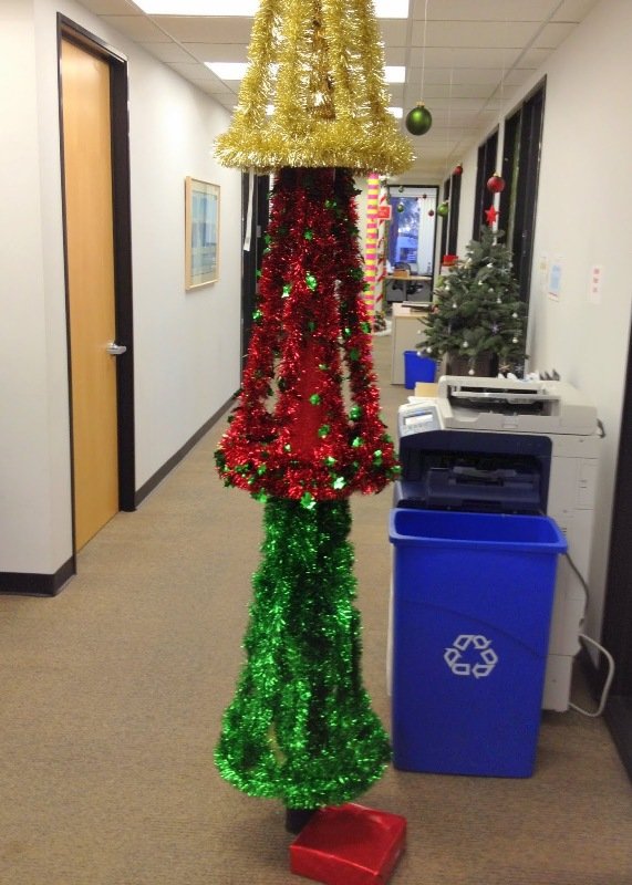 pole-office-christmas-decorating-contest