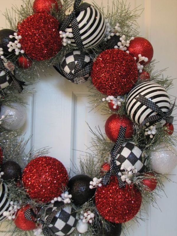 red-black-and-white-christmas-wreath