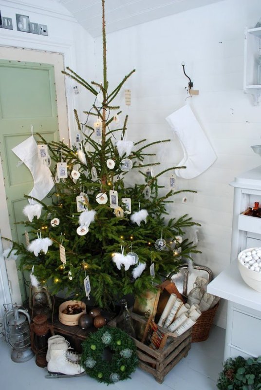 scandinavian-christmas-tree-decorations