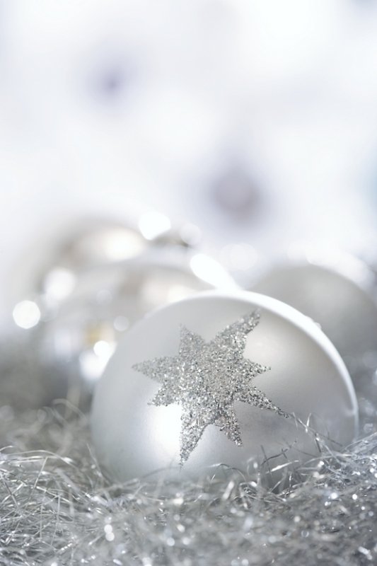 20 Traditional Silver Christmas Decorations Ideas - MagMent