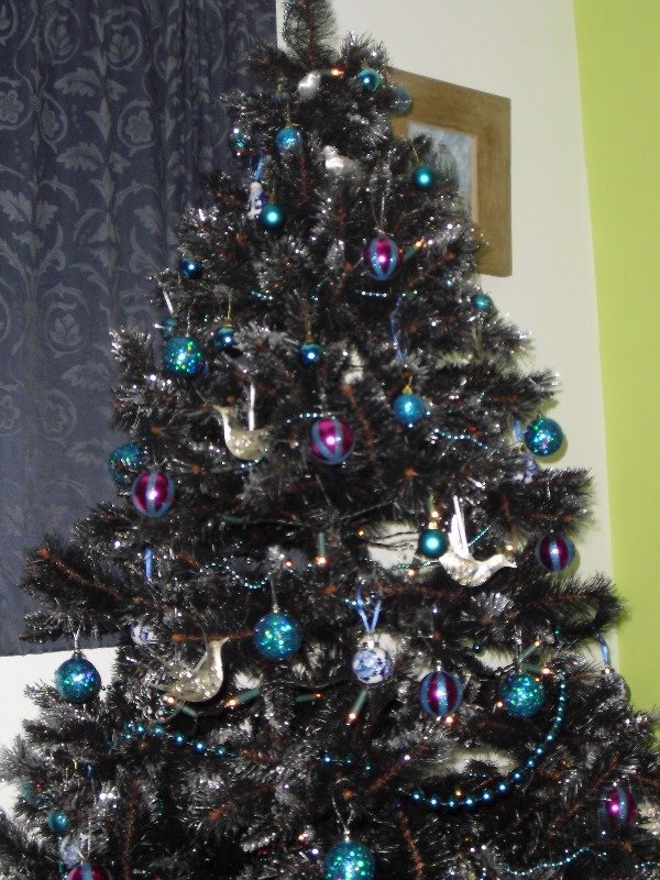 black-and-red-christmas-tree-decorations