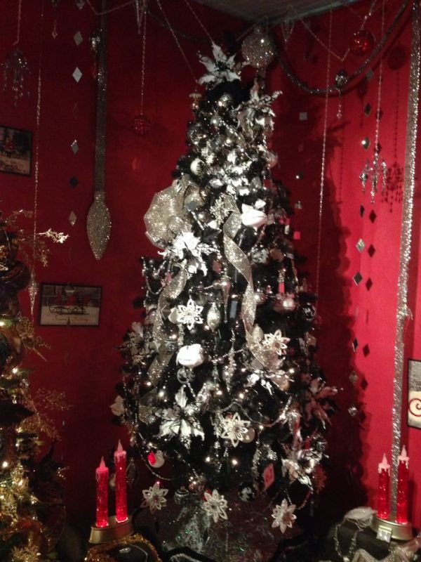 black-and-silver-christmas-tree