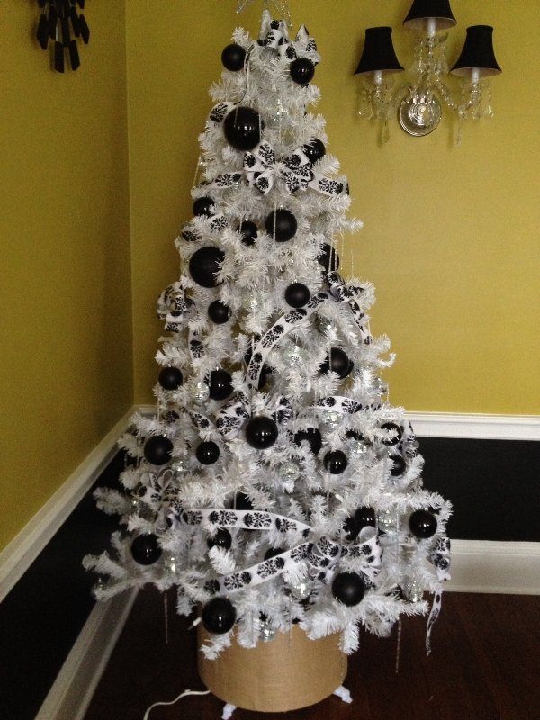 black-and-white-christmas-tree-2016