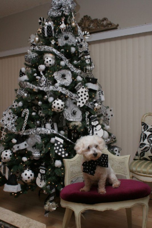 black-and-white-christmas-tree