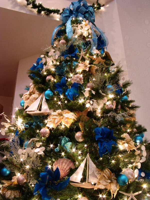 blue-themed-christmas-tree