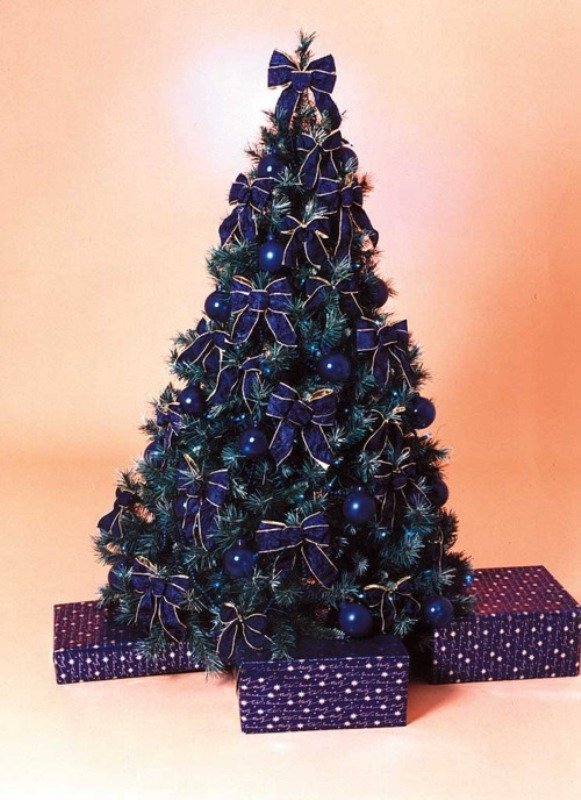 25 Blue Color Theme Christmas Tree Decorations Ideas - MagMent