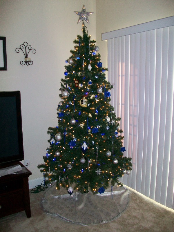 blue-and-silver-christmas-tree-decorations