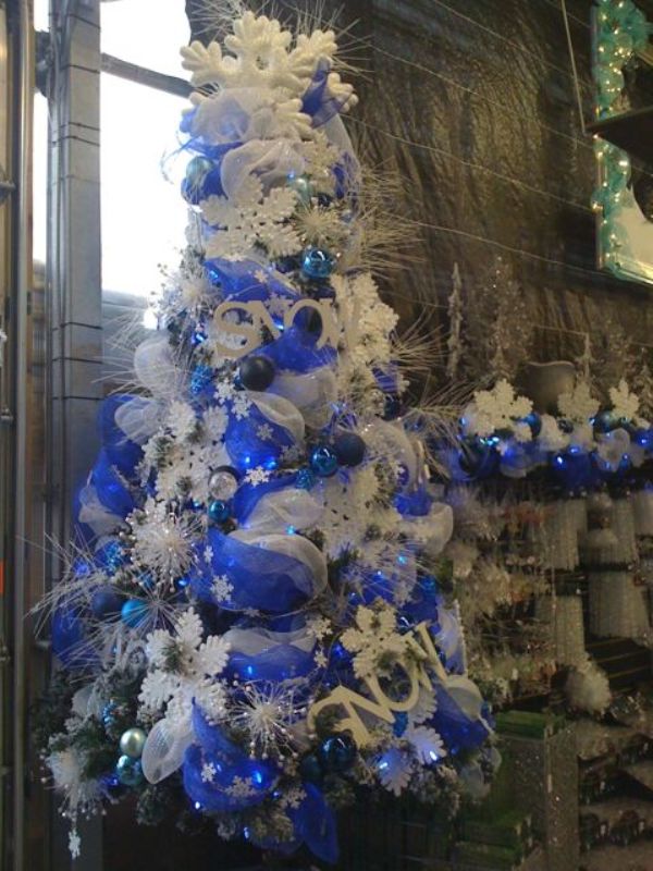 blue-and-white-christmas-tree-decoration