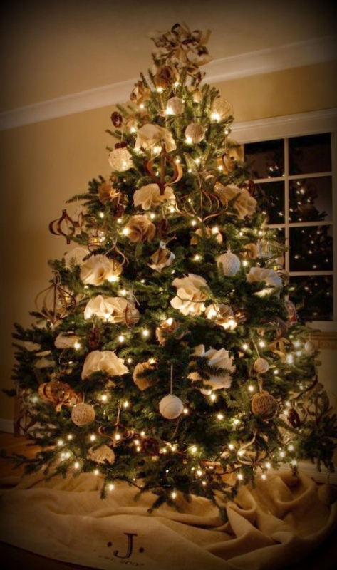 burlap-and-twine-christmas-trees