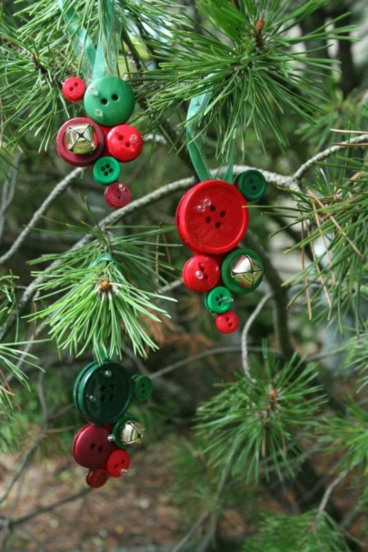 christmas-ornament-made-with-buttons