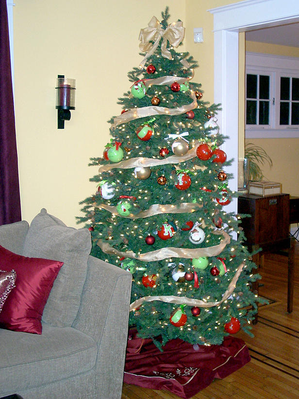 christmas-tree-decorated-with-ribbons