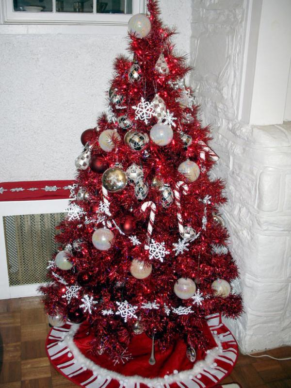 christmas-tree-decorating-white-red