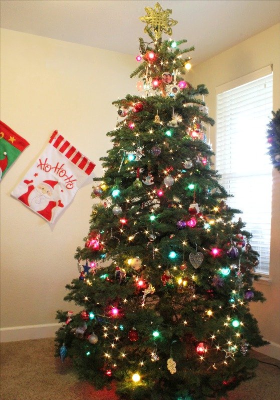 christmas-tree-decoration-ideas-with-colorful-lighting