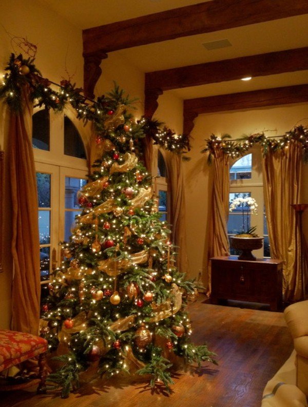christmas-tree-and-garlands-traditional-christmas-trees