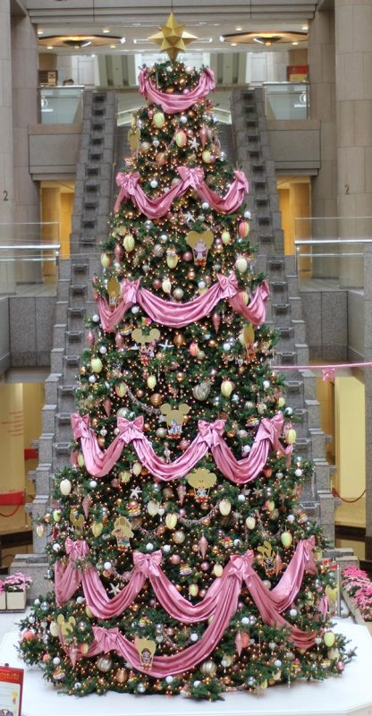 christmas-tree-with-pink-decorations