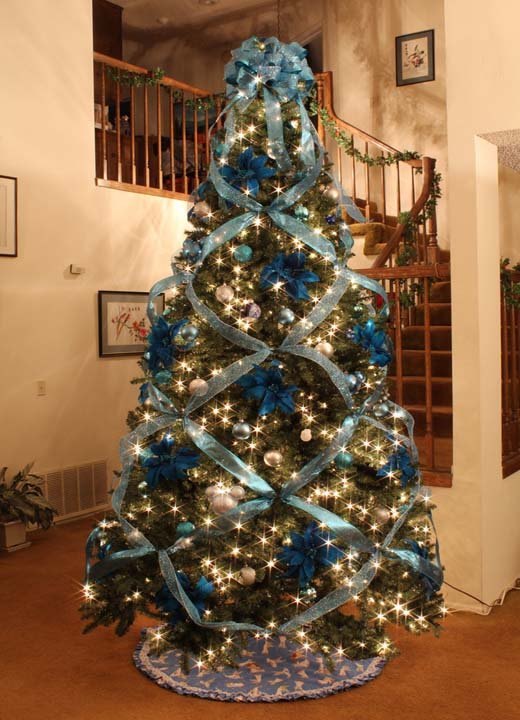 christmas-trees-with-ribbon