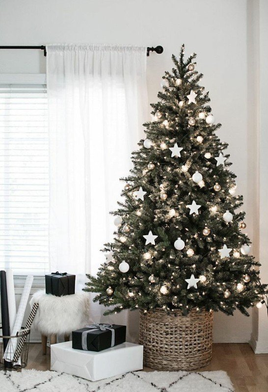 christmas-decorations-ideas-of-traditional-christmas-tree