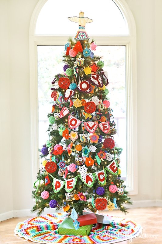 crochet-decorated-christmas-tree