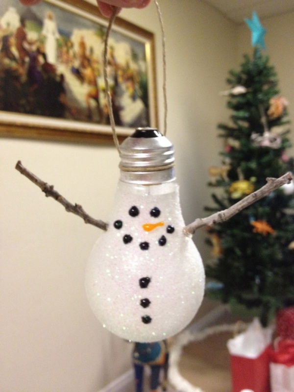 diy-snowman-christmas-ornament-light-bulbs