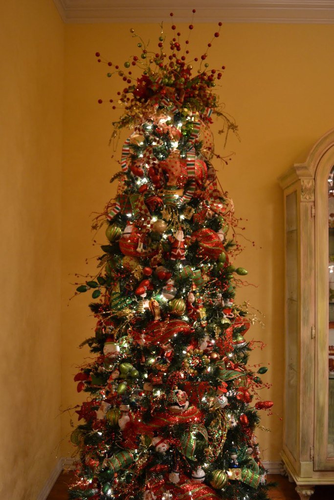 decorate-with-mesh-ribbon-christmas-tree