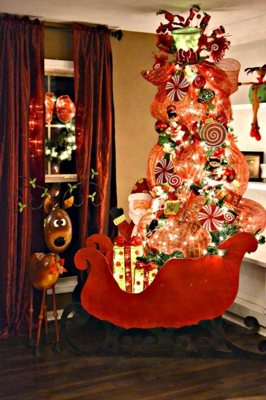 decorating-christmas-tree-with-deco-mesh