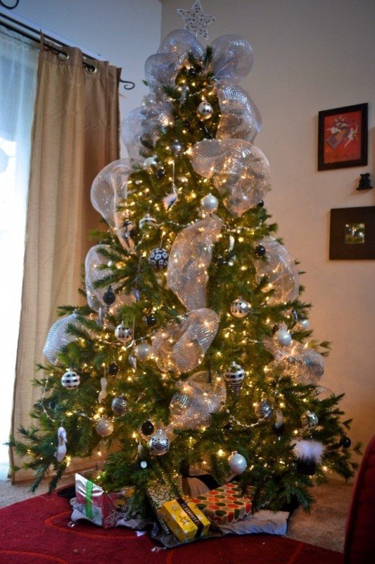 decorating-christmas-tree-with-ribbon-idea