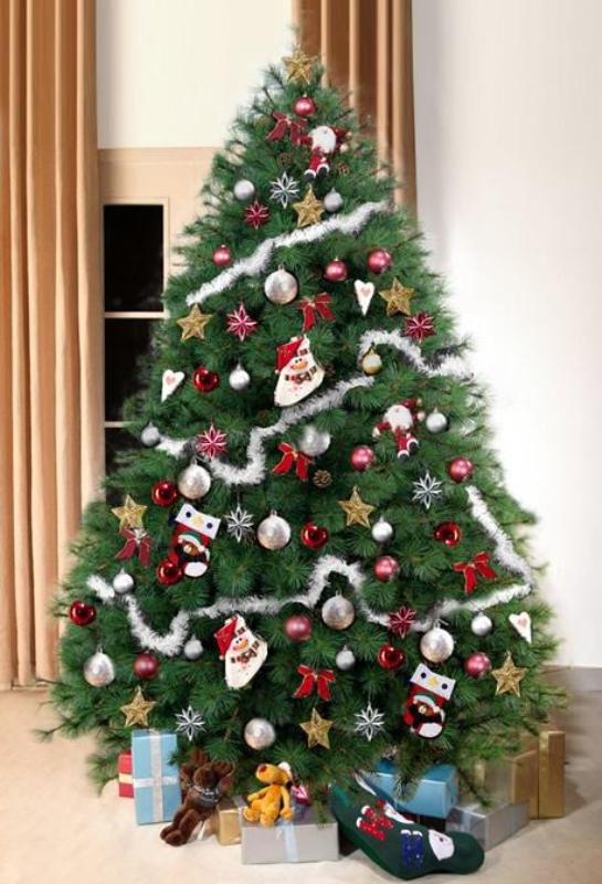 decorating-gold-christmas-tree