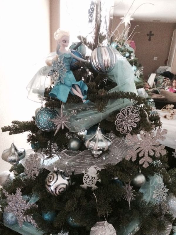 disney-themed-christmas-tree-frozen