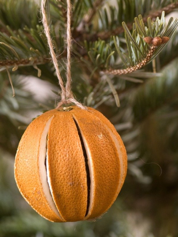 dried-orange-christmas-tree-decoration