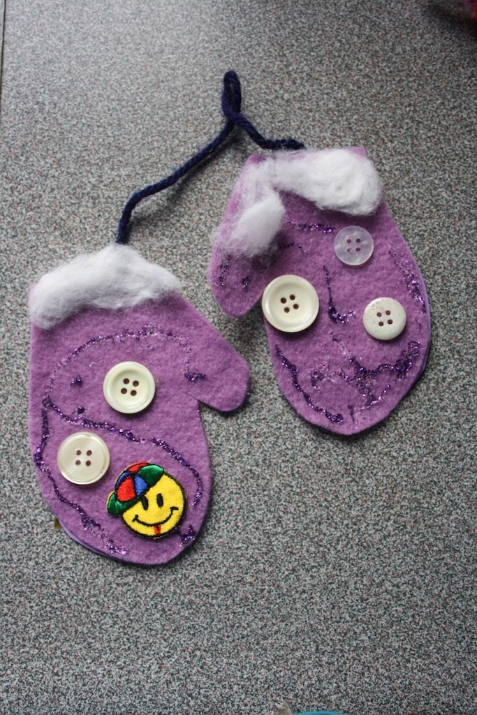 easy-christmas-crafts-mitten-ornaments