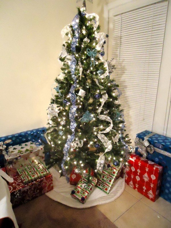 excellent-christmas-tree-with-white-ribbon