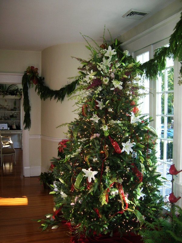fresh-natural-christmas-tree-decorations