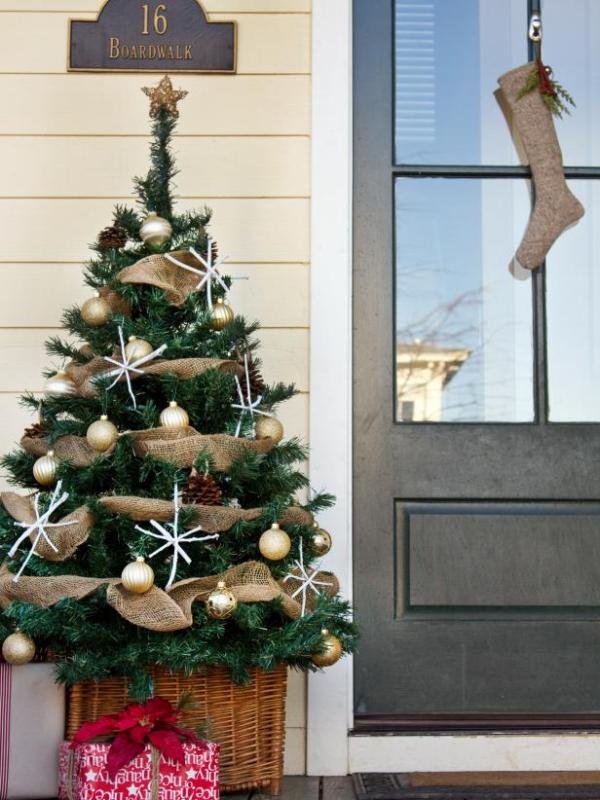 front-porch-christmas-decoration