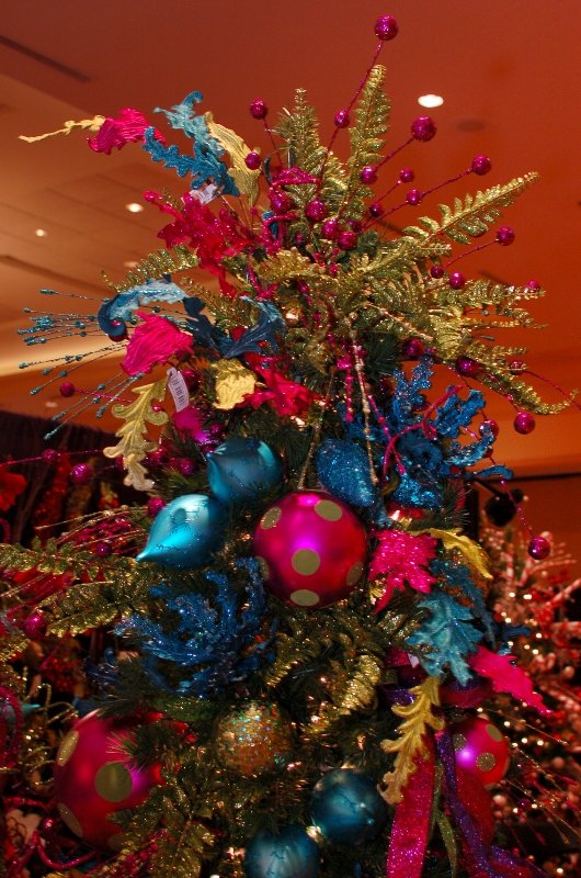glam-contemporary-colorful-christmas-tree-decorations