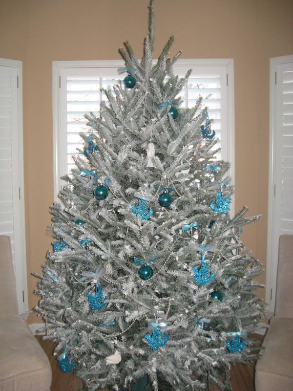 gorgeous-flocked-christmas-tree