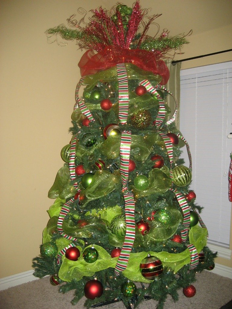 great-christmas-tree-with-mesh-ribbon