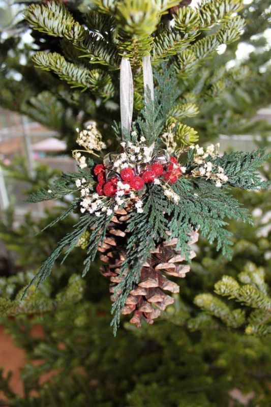 homemade-pine-cone-christmas-ornaments-2016